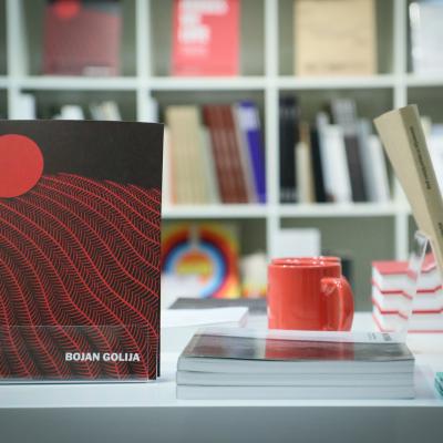 Otvoritev razstave Bojan Golija - retrospektiva, katalog del Bojana Golije, 15.9.2017, UGM, foto Matej Kristovič